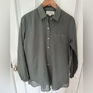 Trovata Women’s Grey Button Down in Medium